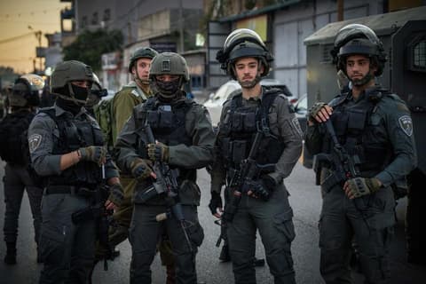 חשד לפיגוע דריסה בבנימין: רכב פלסטיני האיץ לעבר אזרחים ונמלט, פצוע קל במקום
