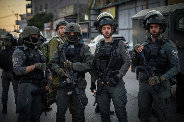 חשד לפיגוע דריסה בבנימין: רכב פלסטיני האיץ לעבר אזרחים ונמלט, פצוע קל במקום
