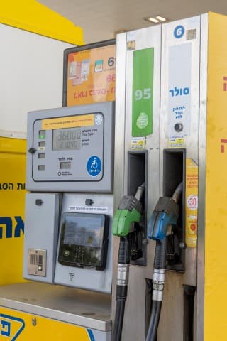בשורה לנהגים; נסללה הדרך להוזלת מחיר הדלק: היועמ"שית אישרה את המהלך