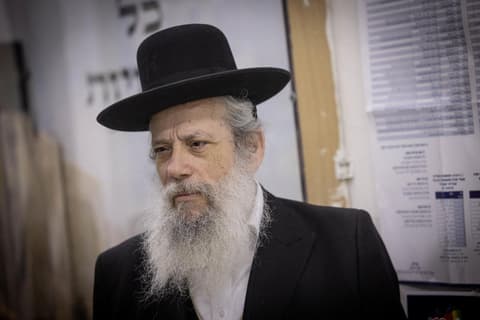 פריצה לרכב ראש עיריית בני ברק: שוטרי תחנת רמת גן עצרו חשוד במעשה