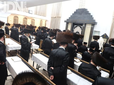 רְצֵה עֲתִירָתָם בְּעָמְדָם בַּלֵּילוֹת • סליחות ראשונות בחצה"ק טשארנאביל