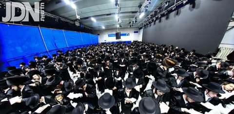 מוֹחֵל עֲווֹנוֹת עַמּוֹ • אמירת הסליחות בחצה"ק אלכסנדר