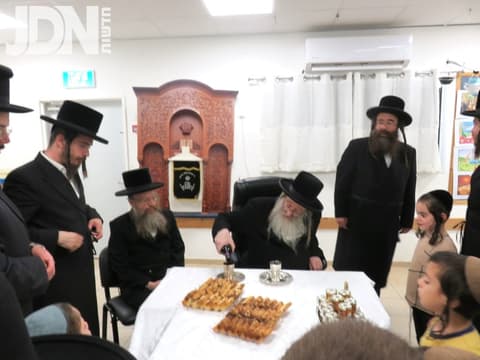 חג ומועד במעלה עמוס: חנוכת מבני החינוך החדשים וקביעת מזוזות בראשות האדמו"ר מביאלא