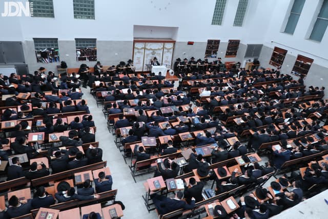 הגר"מ צדקה בשיחה לקראת יום כיפור בישיבת 'אוהל תורה'