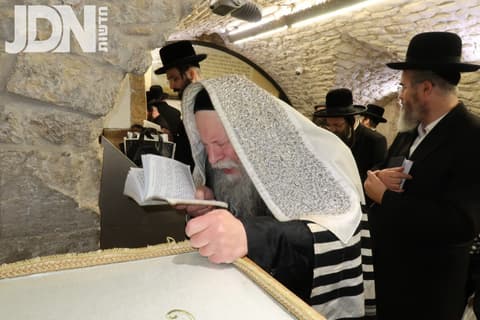 האדמו"ר מקוזמיר באמירת סליחות י"ג מדות בקבר שמואל הנביא