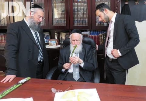 הגר"א טופיק ראש ישיבת 'באר יהודה' בבחירת ד' מינים