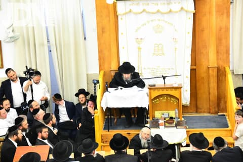 הגר"ד לנדו בשיחה לקראת יוה"כ בישיבת מיר • גלריה