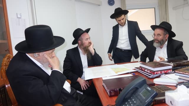 כינוס חירום בבית הגרמ״ה הירש: ועדת הדיור נדרשה לגבש תוכנית עבודה