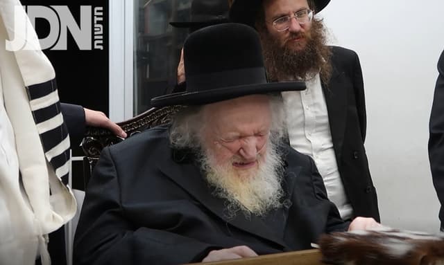 תיעוד מרגש ממעון קודשו של פוסק הדור – אבא, עד מתי נסבול?"