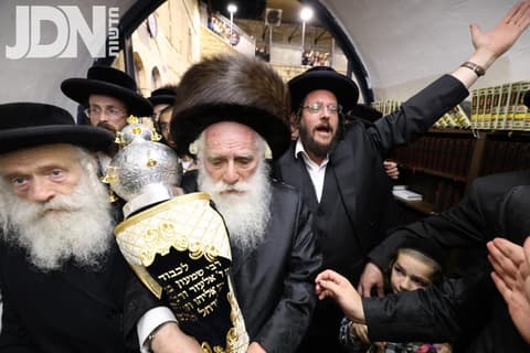 מירון: הכנסת ספר תורה בהשתדלות הרב שרגא שניצר יו"ר אוהל הרשב"י מירון