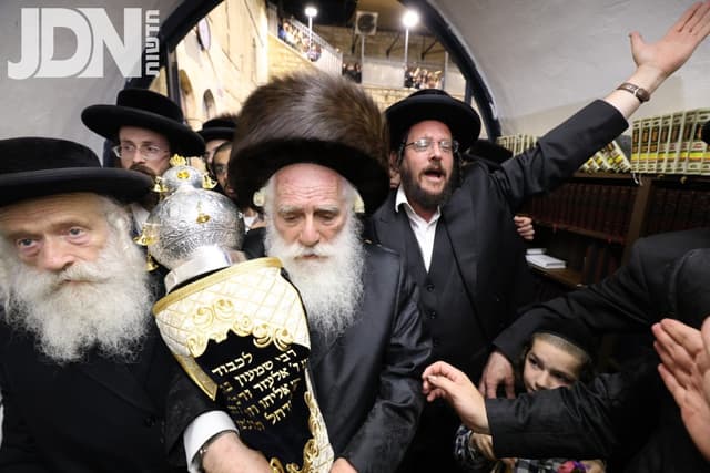 מירון: הכנסת ספר תורה בהשתדלות הרב שרגא שניצר יו"ר אוהל הרשב"י מירון