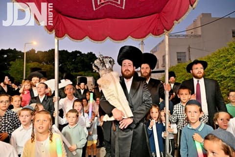 ברוב פאר והדר: הכנסת ספר תורה לביהמ"ד 'אהבת ישראל' באשדוד