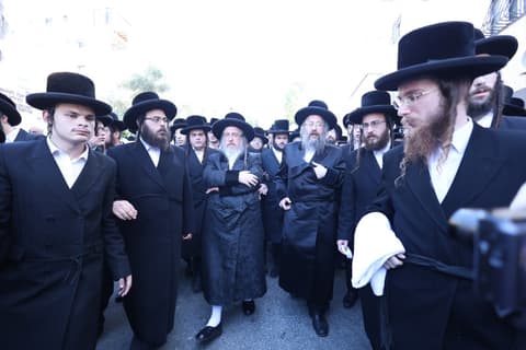 מסע הלווית האדמו"ר מביאלה אוסטרובה זצ"ל
