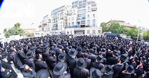 תיעוד: האדמו"ר מגור בראש מסע הלווית האדמו"ר מקאמארנא מנהטן זצ"ל