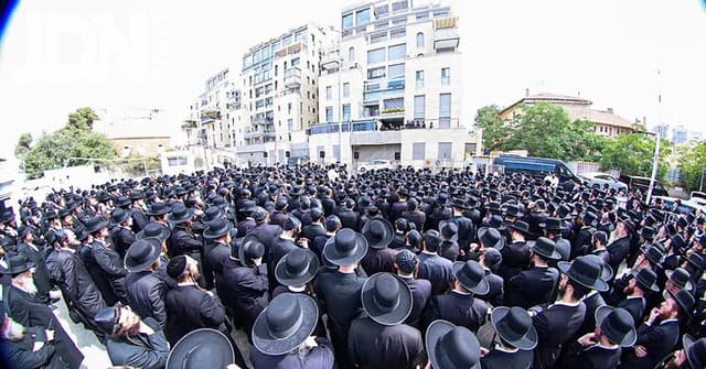 תיעוד: האדמו"ר מגור בראש מסע הלווית האדמו"ר מקאמארנא מנהטן זצ"ל