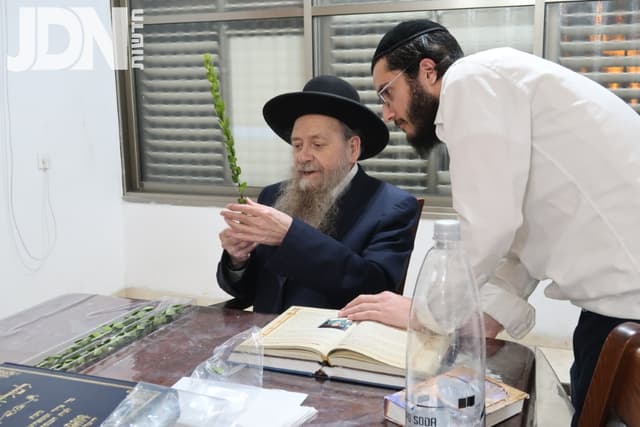 תיעוד מיוחד: הגר"ד בצרי זצ"ל בבחירת הדסים כיממה לפני פטירתו