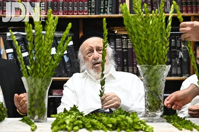 מרן ראש הישיבה הגרב"ד פוברסקי בבחירת ארבעת המינים