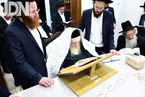 תיעוד: מרן הגר"מ שטרנבוך בסליחות בחצות הלילה בביתו