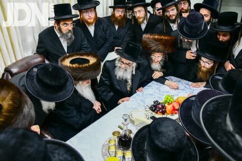 תיעוד: האדמו"ר מויז'ניץ מונסי בביקור בבית האדמו"ר ממכנובקא בעלזא