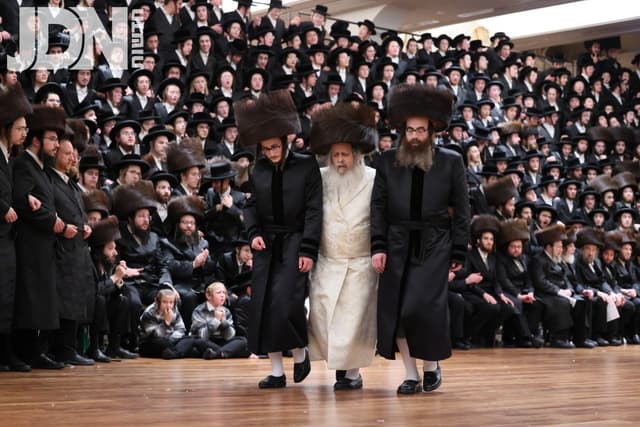 שמחת החתונה בחצרות סאטמאר – טשאקאווא – קאזלאוב