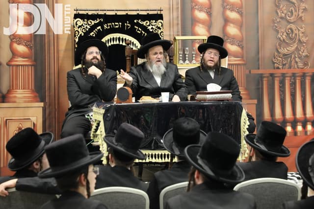 תלמידי ישיבת בעלזא קרית גת בשיחת חיזוק אצל האדמו"ר מדינוב בבית מדרשו בביתר