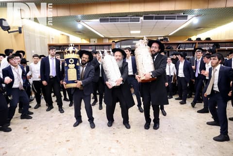 בעיצומם של ימי הרחמים: בישיבה הירושלמית הכניסו ס"ת במעמד מרגש • גלריה מסכמת
