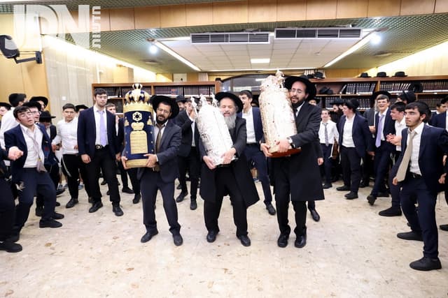 בעיצומם של ימי הרחמים: בישיבה הירושלמית הכניסו ס"ת במעמד מרגש • גלריה מסכמת