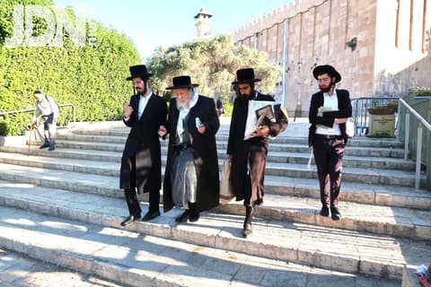 הרבי המשפיע ממבקשי אמונה בתפילה בחברון בערב ראש השנה