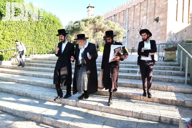 הרבי המשפיע ממבקשי אמונה בתפילה בחברון בערב ראש השנה