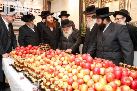 ימים ספורים לפני ראש השנה הופיע גאב"ד מאקאווא במוסד 'בית לפליטות' • תיעוד מרגש