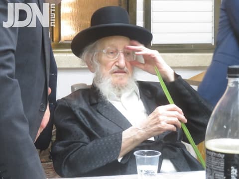 מוצאי יום כיפור וערב חג הסוכות במעונו של ראש ישיבת הנגב