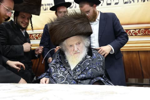 ברגע החתימה, בעת הנעילה: פוסק הדור יזכיר את שמות השותפים לפני ארון הקודש הפתוח
