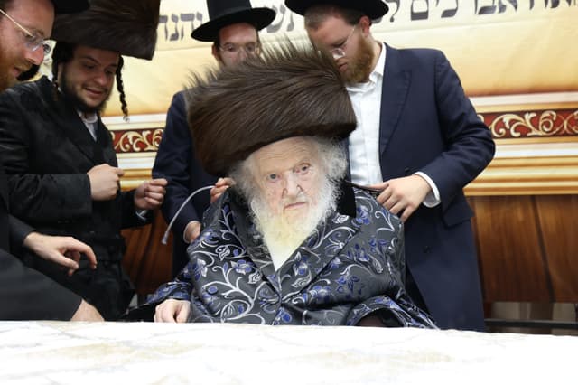 ברגע החתימה, בעת הנעילה: פוסק הדור יזכיר את שמות השותפים לפני ארון הקודש הפתוח