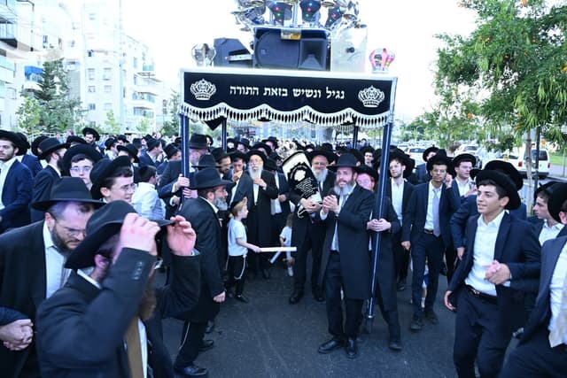 הכנסת ספר תורה לישיבת בית אשר מודיעין עילית