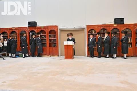 נערכים לחגי תשרי: הרחבה משמעותית לבית המדרש הגדול הזמני של ויז'ניץ
