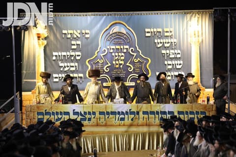 מעמד תפילה של חסידי תולדות אהרון במירון