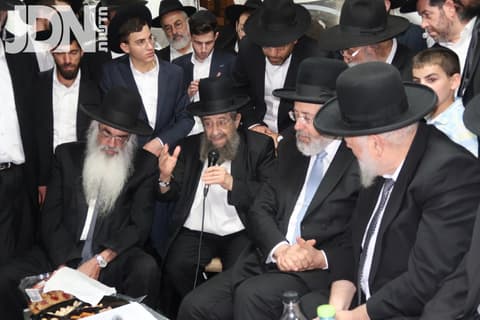 ניחום אבלים אצל הגה"צ הרב צבי פדידה על הסתלקות בנו ז"ל