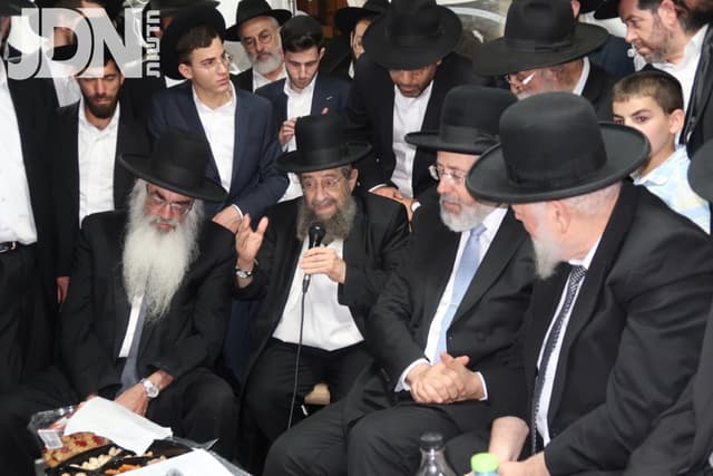 ניחום אבלים אצל הגה"צ הרב צבי פדידה על הסתלקות בנו ז"ל