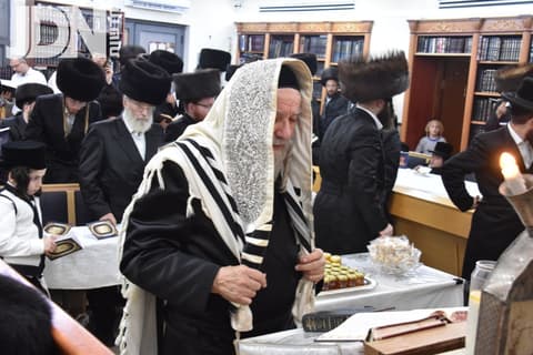 מעמד אמירת הסליחות בחצר הקודש אשלג