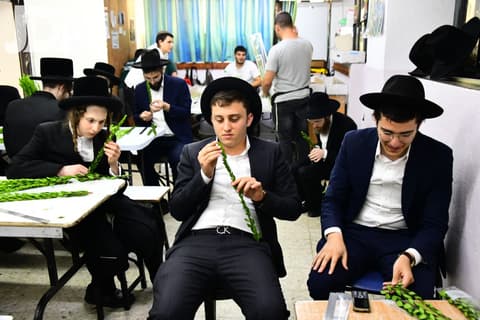 בַּסֻּכֹּת תֵּשְׁבוּ • שוקי לרר תיעד: בני ברק מתכוננת לחג הסוכות