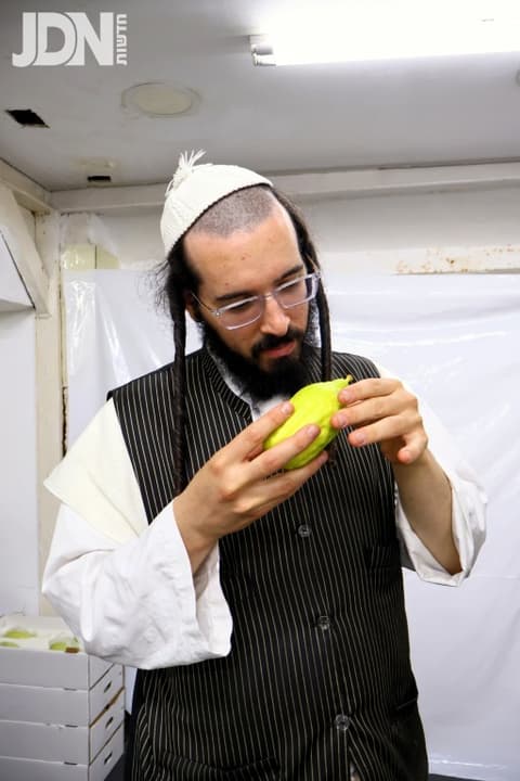 תיעוד ענק: ערב יו"כ וסוכות במאה שערים