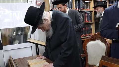 עם סידור ספוג בדמעות: תיעוד אמירת י"ג מידות של מרן רה"י