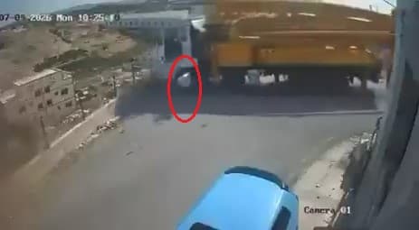 תיעוד דרמטי: הנהג קפץ מהמשאית רגע לפני שנפלה במדרון