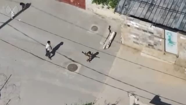 תיעוד: מחבל משתמש בילד להעברת אמצעי לחימה לבית בעזה