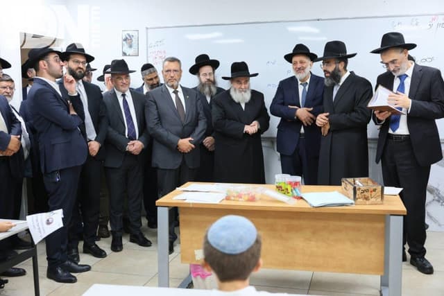 עֲשֵׂה לְמַעַן תִּינוֹקוֹת שֶׁל בֵּית רַבָּן: קביעת מזווזת בת"ת חזון מאיר בירושלים