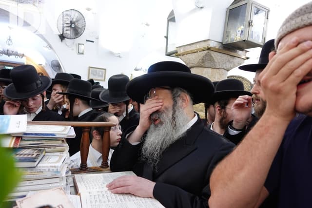 הגרח"צ מייזליש בתפילה במירון • גלריה