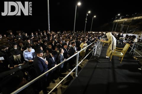 פְּנֵה נָא אֶל הַתְּלָאוֹת וְאַל לַחֲטָאוֹת: מעמד קריעת שערי שמים במירון: הוד, דמע ותקווה בסליחות והדלקה למען חולי ישראל