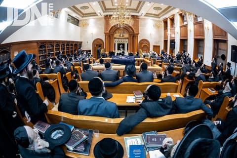 המשפיע ר' אלימלך בידרמן בשיחת חיזוק בחיפה • גלריה