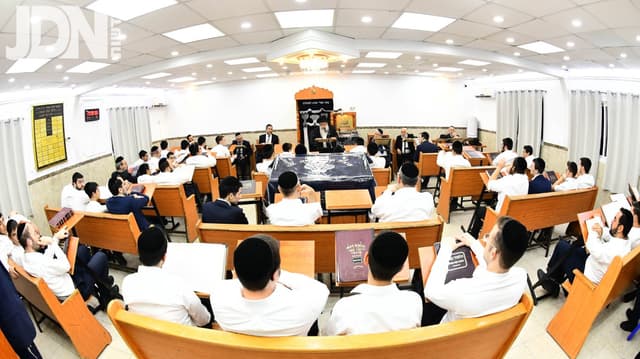 מרן הגר"ש שטיינמן מסר שיחה בישיבת שיח יצחק