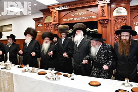 בְּאָהֳלֵי צַדִּיקִים • שמחת התנאים בבית קרעטשניף קרית גת – אלדשטאט – קאסוב ויז'ניץ – סקולען ב"ב